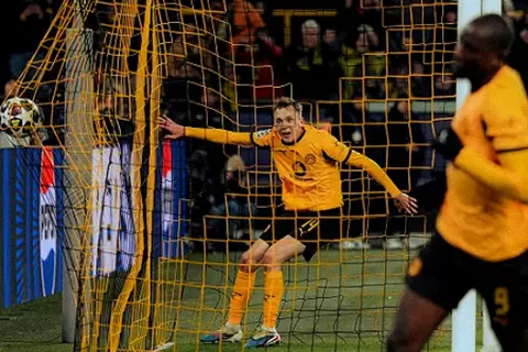 دورتموند يعود من بعيد ويهزم هامبورج بثلاثية في الدوري الألماني